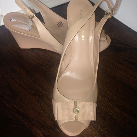 Super Cute Taupe Wedges