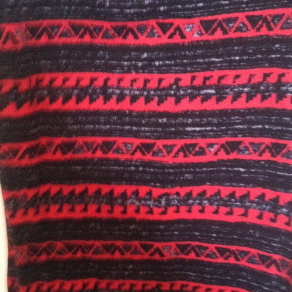 Black and red tank top - Picture 2 of 2