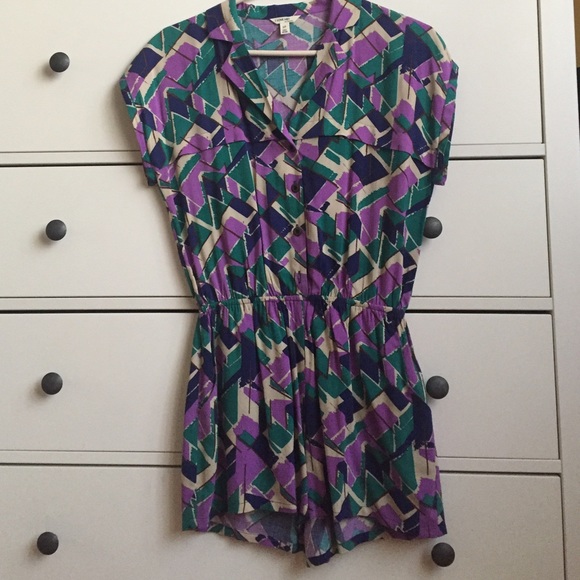 Multi-Color pattern Romper. - Picture 3 of 4