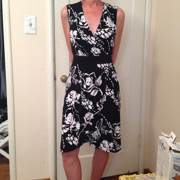 🌹Lovely black & white rose pattern dress🌹