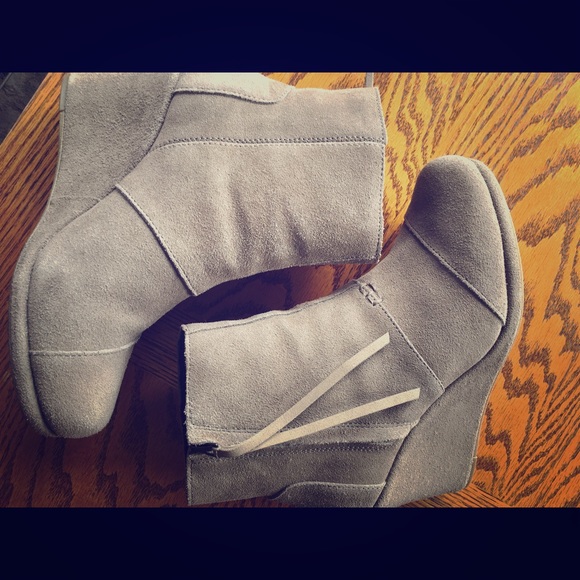 TOMS desert wedge bootie tan sz 8