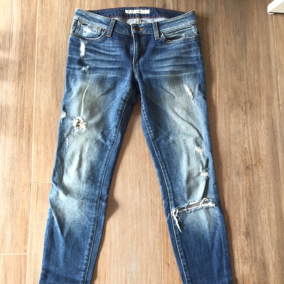 Joe's Jeans " Chelsea " distressed !!