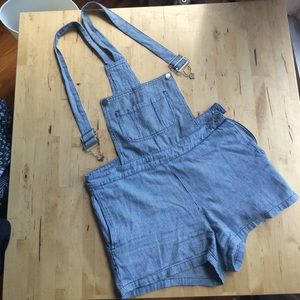 Striped overall shorts (S-M)