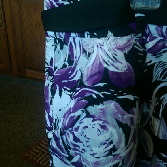 Liz & Co Flowered Skirt w. POCKETS! - Picture 2 of 3