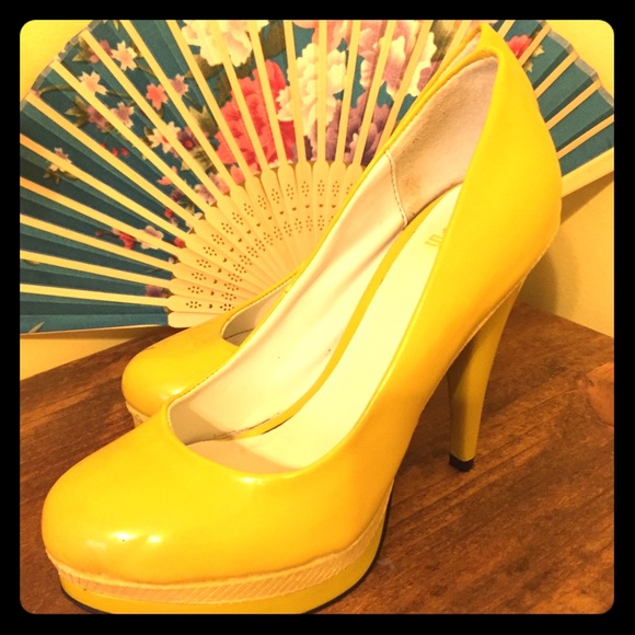 Yellow pumps