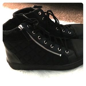Selling the "Zelin" sneaker from Aldo.