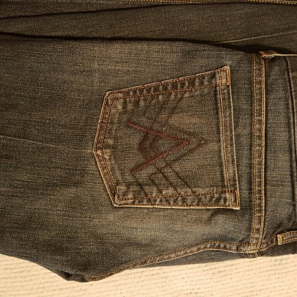 A pocket 7 jeans