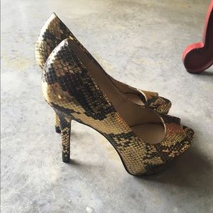 ENZO ANGIOLINI Sexy Gold & Black pumps!