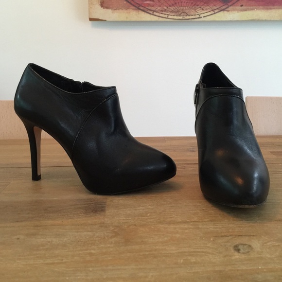 Antonio Melani Black Leather Booties!