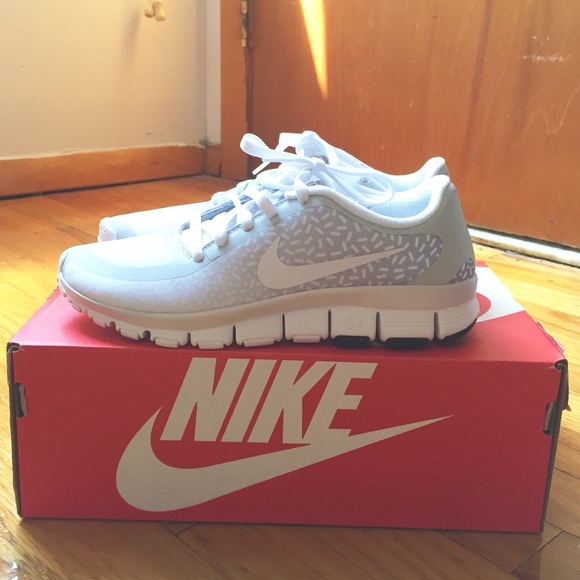 Nike Women's Free 5.0 V4 Platinum Running Shoe