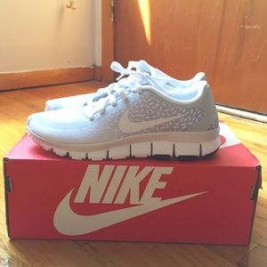 Nike Women's Free 5.0 V4 Platinum Running Shoe