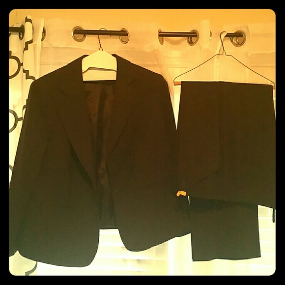 Tahari Two Piece Black Pant Suit