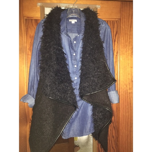 NWOT Love Tree Black Faux Fur Vest Buckle BKE