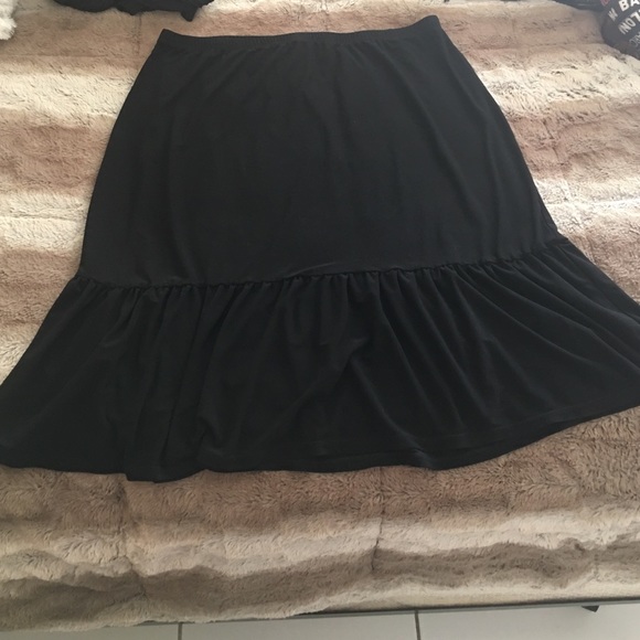 Black, classy, flowy skirt! ❤️
