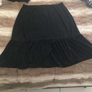 Black, classy, flowy skirt! ❤️