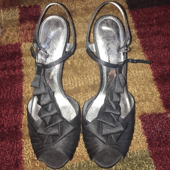 black heels - Picture 1 of 2