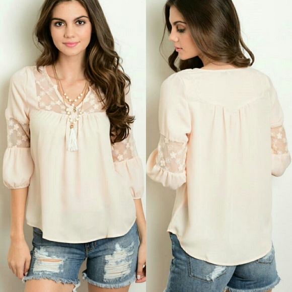 🎉HP🎉 Lace Detailed Top