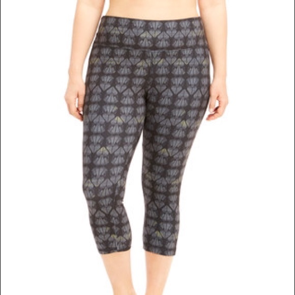 ⭐️PRICE DROP⭐️Marika Curves Workout Capri NWOT