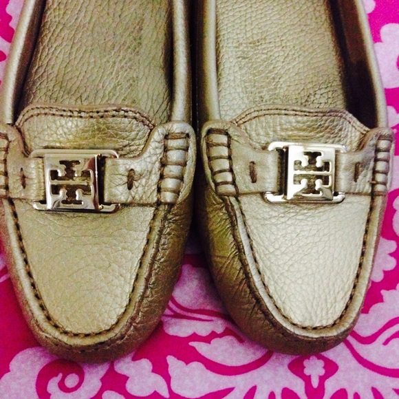Women 6 1/2 medium Tory Burch gold shoe used