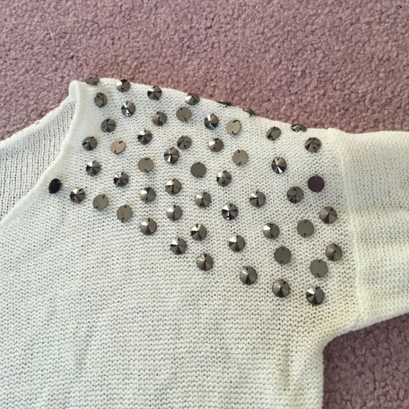 White short sleeve with studded shoulders! - Picture 3 of 3