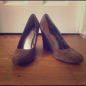 Taupe colored wedge shoe size 8
