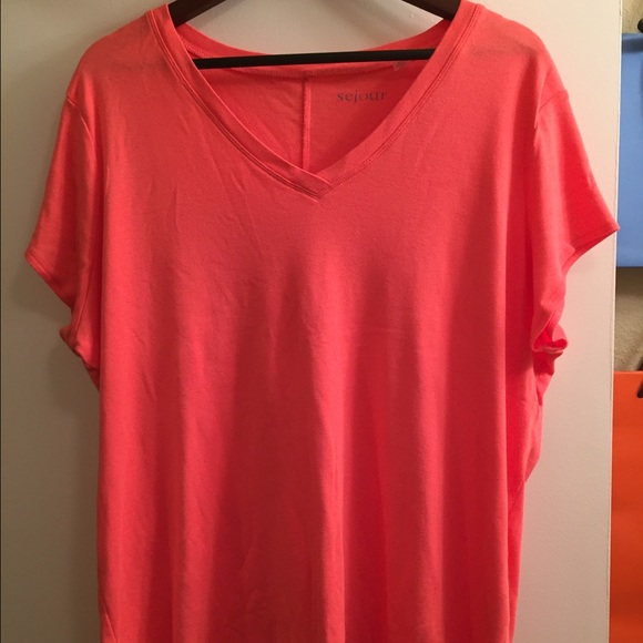 ⭐️PRICE DROP⭐️Sejour V Neck T Shirt NWOT