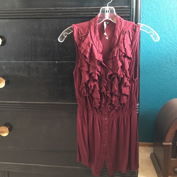 Sleeveless button down ruffle top 😍