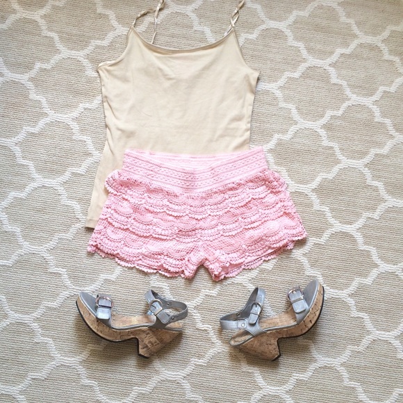 ⛔️ SOLD! ⛔️ New Women's Tiered Crochet Lace Scallop Shorts