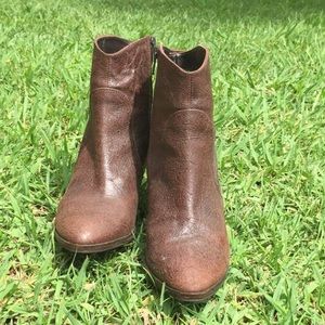 Vintage Faćonnable brown booties