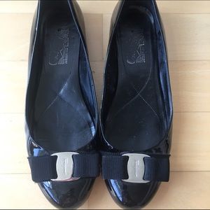 Black patent leather ferragamo flats w bow detail