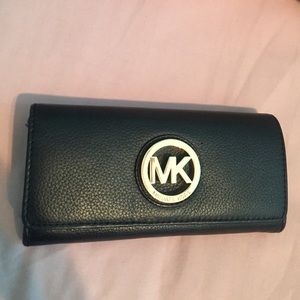 Very gently used Michael Kors Wallet. Authentic.