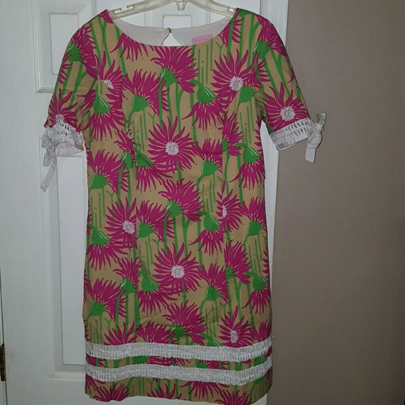 Lilly Pulitzer flower dress. Ties on the arms