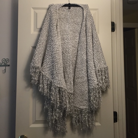 🌸NWOT Gray Poncho🌸