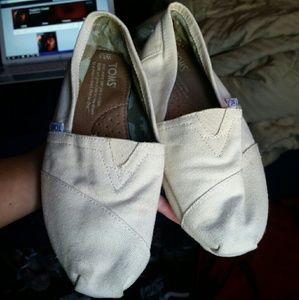 Cream toms