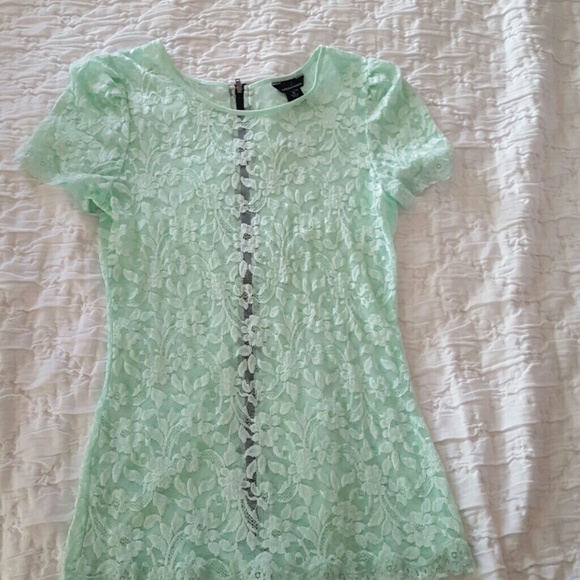 Moda international VS lace shirt. Zipper on back