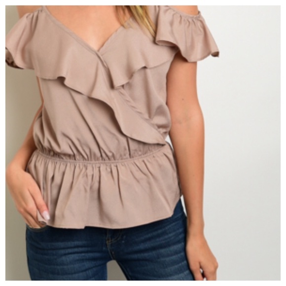 🚨LAST ONE SALE🚨TAN OPEN SHOULDER RUFFLE TOP - Picture 3 of 4