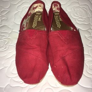 Classic canvas red toms size 8.5