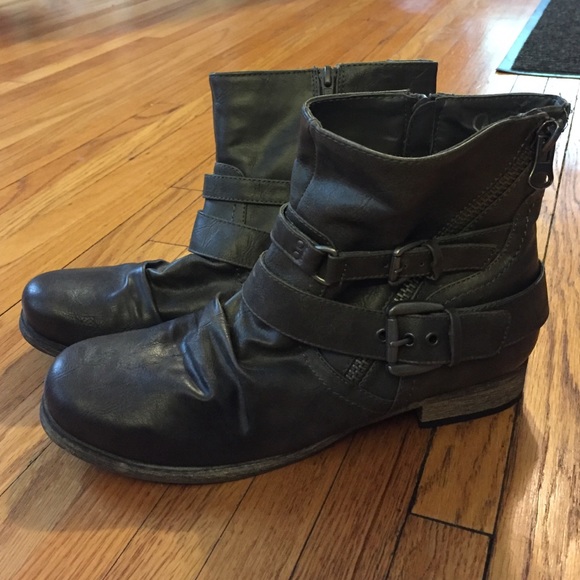 NWOT Mid calf grey boots