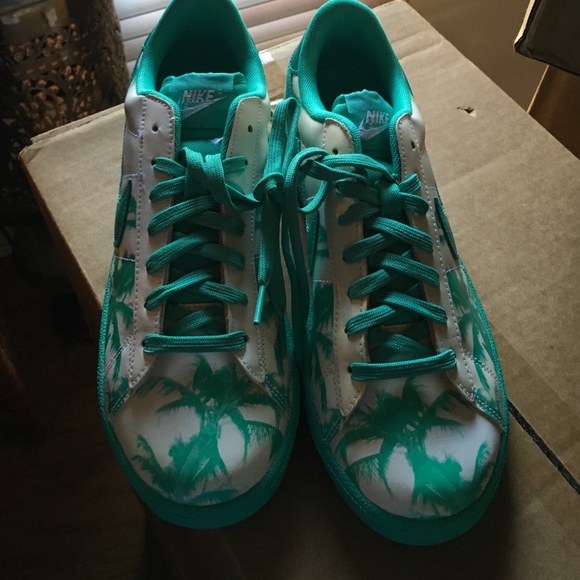 BRAND NEW MENS NIKE TENNIS CLASSIC SHOES