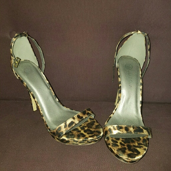 Like new- Leopard Single Strap Sandals - Size 8.5 - Picture 2 of 2