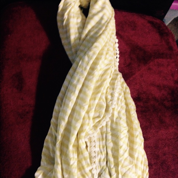 Yellow scarf women short up to ur shoulders