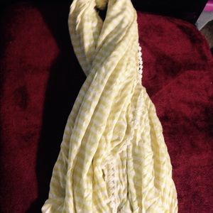 Yellow scarf women short up to ur shoulders