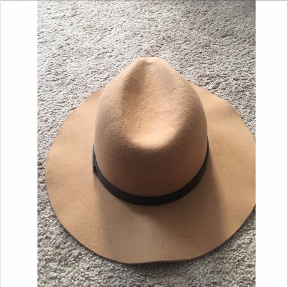 Accessories - ✨HP FINAL PRICE TAN STUDDED WIDE BRIM FEDORA✨