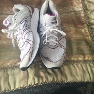 New balance tennis shoes