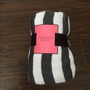 Victoria's Secret Bedding - Victoria's Secret Striped Beach Blanket Victoria's Secret Bedding - Victoria's Secret Striped Beach Blanket