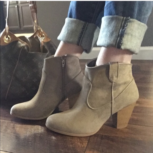 🚫SOLD OUT 🚫Black suede bootie - Picture 3 of 4