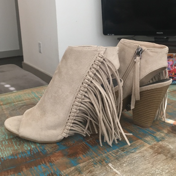 Ivory fringe peep toe booties!
