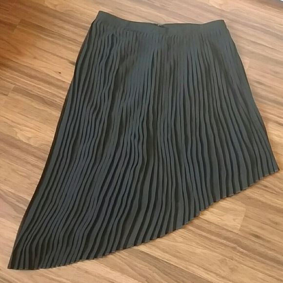 NWOT Forever 21 Hi Lo skirt