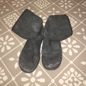 Used Ugg classic short black boots size 8