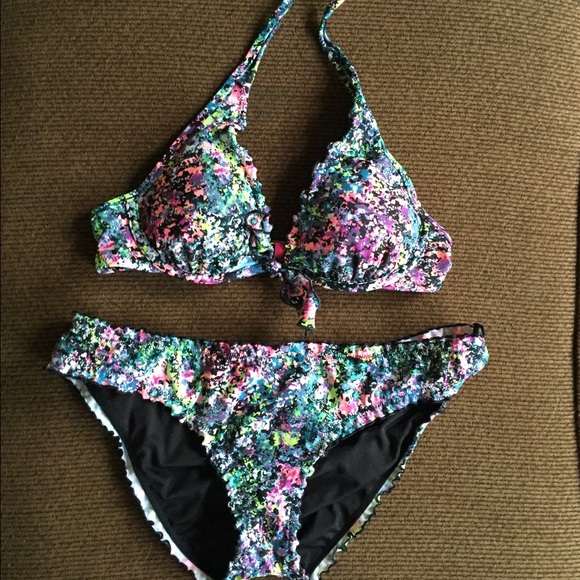 SALE‼️Ruffle Halter and Ruffle Bottoms Bikini